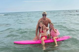 Robert Lewandowski pluska się z córkami w morzu! Żona wyjechała bardzo daleko