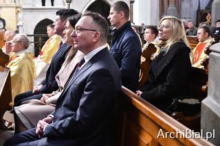 Papieski paliusz na ramionach Metropolity Białostockiego