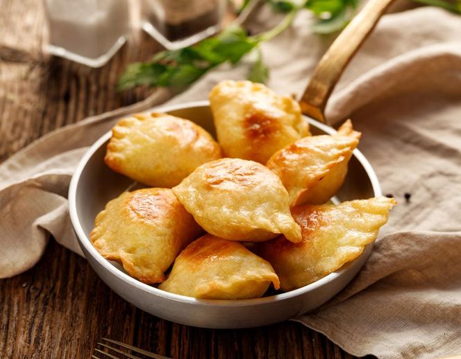 Pieczone pierożki to zdrowsza wersja tradycyjnego dania. Orkiszowe ciasto i kiszona kapusta to zimowy must-have