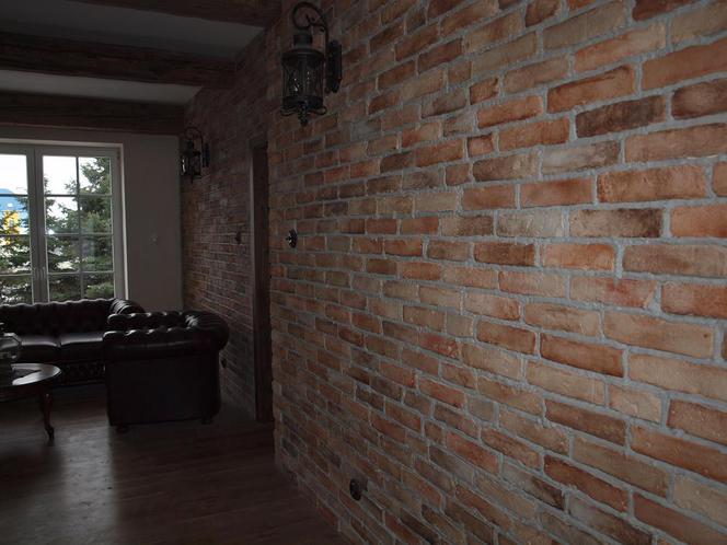 Stara cegła skalna na ścianie – inspiracje do wnętrz