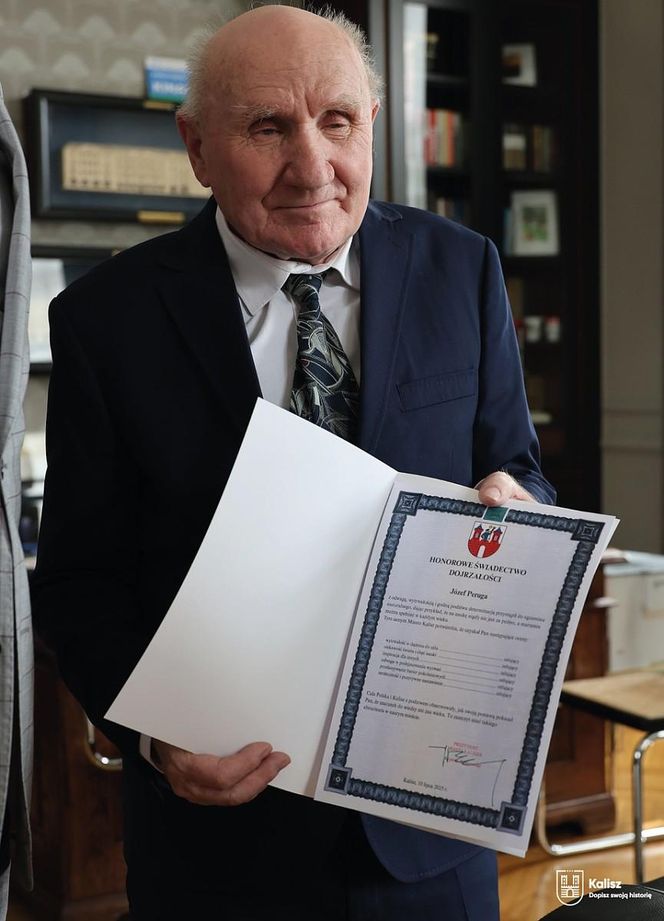 Kalisz. Najstarszy maturzysta w Polsce nie zdał matury. Pan Józef i tak został wyróżniony przez prezydenta Kalisza [ZDJĘCIA]