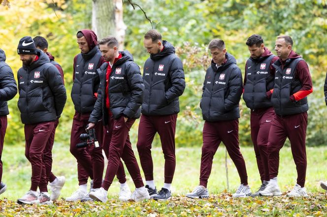 Reprezentacja zmokła na spacerze. Lewandowski się krył przed deszczem