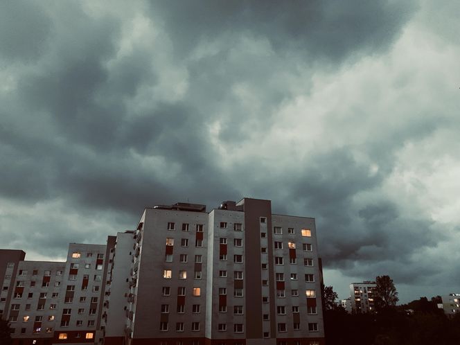 Orkan przechodzi przez województwo śląskie. Gwałtowne burze i ulewny deszcz