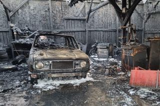 „Nasz majątek poszedł z dymem”. Kolekcja zabytkowych pojazdów spłonęła w kilka chwil