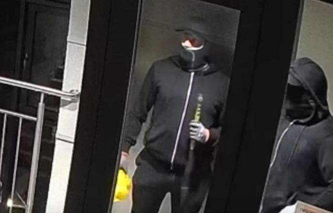 Mieszkanie Szalonego Reportera zaatakowane siekierami