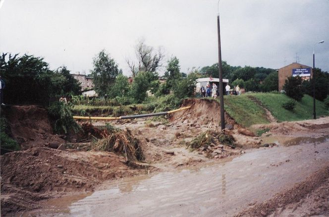 Powódź w Gdańsku w 2001 roku. Koszmarny widok. Zalane były ulice i domy 