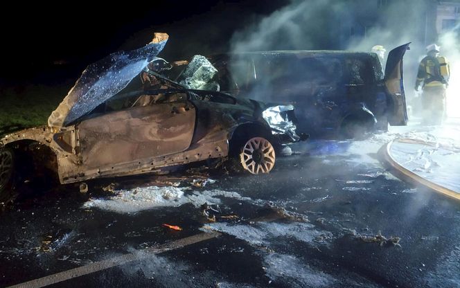 Śmiertelny wypadek pod Łowiczem. Kierowca BMW nie żyje. Dwa pojazdy spłonęły w pożarze 
