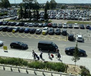 Zazieleniony teren parkingu i pasażu przed terminalami Katowice Airport