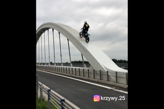 Szok! Wjechał motocyklem na konstrukcje mostu. Sceny jak z filmu! [WIDEO]