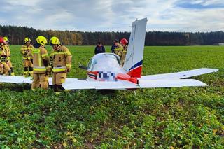 Pilot małego samolotu lądował awaryjnie na polu koło Leszna [ZDJĘCIA]