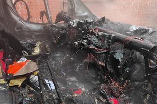 Auto spłonęło między budynkami mieszkalnymi w Braniewie