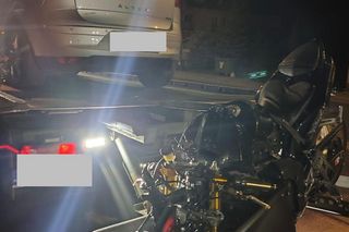 Jelenia Góra. Kask skradziony z krzyża przy ul. Wolności został odnaleziony. To pamiątka na cześć zmarłego motocyklisty [ZDJĘCIA].