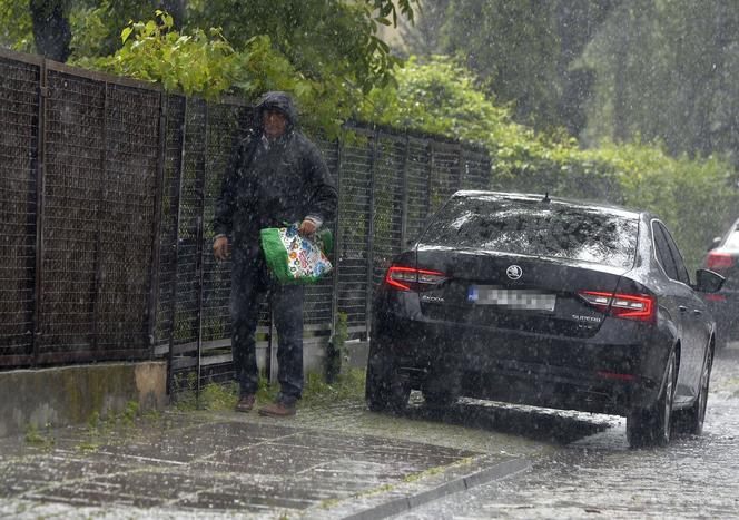 Tajemnicza torba Kaczyńskiego. Wiemy, gdzie robi zakupy