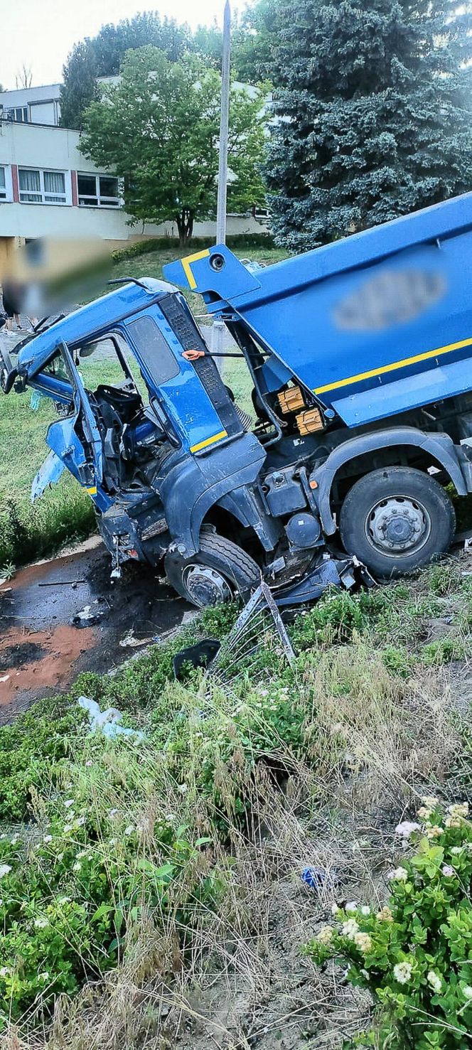 Kierowca wywrotki taranował wszystko na swojej drodze. Nieoczekiwany zwrot.