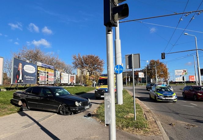 Wypadek na rondzie w Lublinie. 23-latek wylądował na słupie