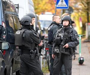 Niemieckie jednostki policji szturmują szkołę w Hamburgu po doniesieniach o bandycie