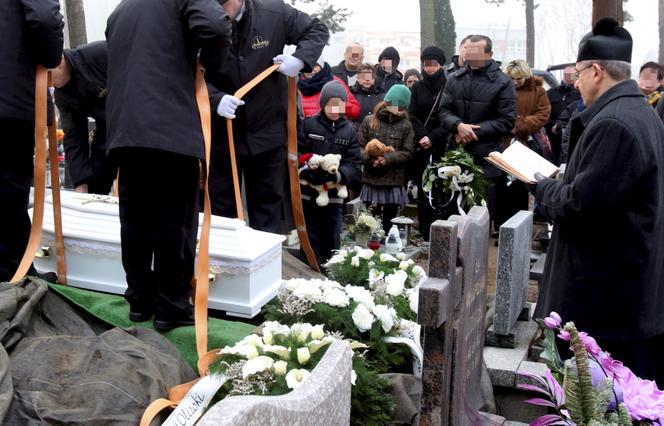 POGRZEB OLIWKI PŁACHETKI SKATOWANEJ PRZEZ KONKUBENTA MATKI