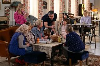 Pierwsza miłość. odcinek 3800. Artur (Łukasz Płoszajski), Celina (Grażyna Zielińska), mieszkanki Wadlewa