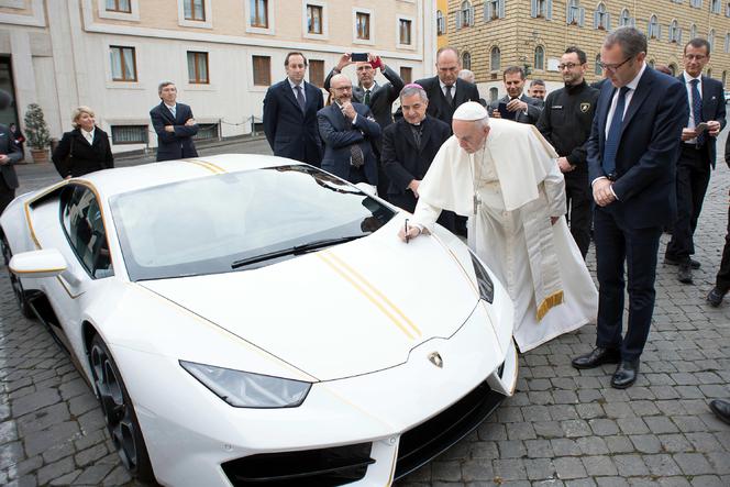 Papież sprzedaje swoje Lambo