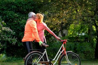 M jak miłość, odcinek 1814: Adam Werner (Jacek Kopczyński), pani Ola (Ewa Kolasińska)