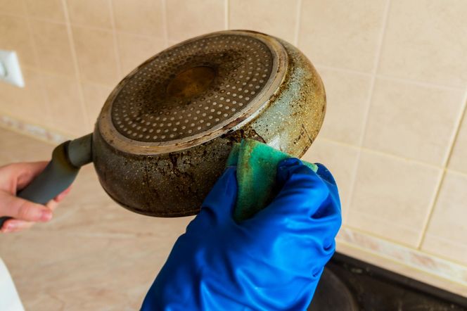 Ta pasta czyszcząca to istny game changer. Moje stare patelnie lśnią jak nowe. Spalenizna i zacieki z tłuszczu zniknęły. Czyszczenie patelni od spodu