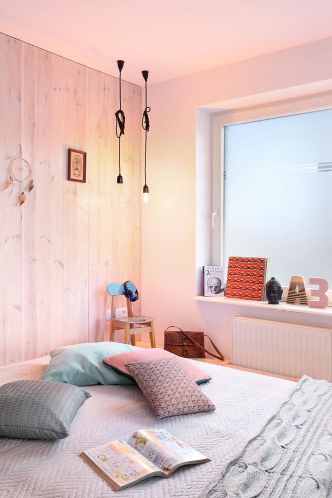 Ściany sypialni wyłożone bielonymi deskami sosnowymi