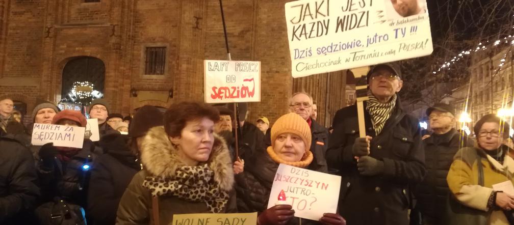 Manifestacja w obronie sądownictwa na Rynku Staromiejskim w Toruniu