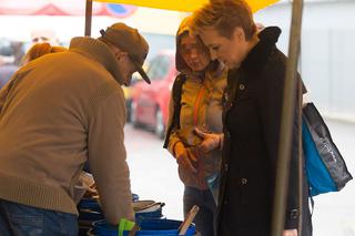 Hanna Zdanowska robi zakupy na bazarku