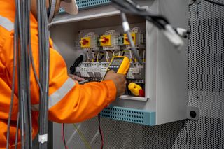 Jakość energii elektrycznej – jak wykrywać i eliminować problemy?