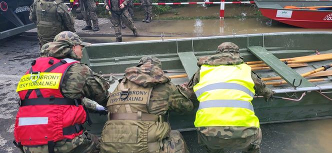 Żołnierze pomagają powodzianom w Czechowicach-Dziedzicach