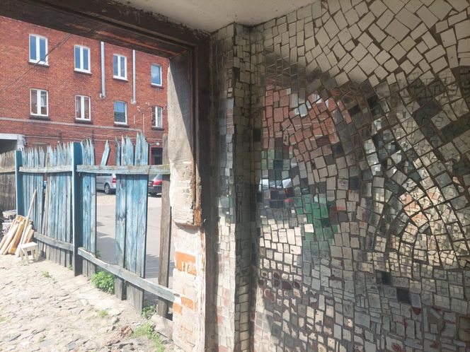 Bydgoszczanka w stolicy stworzyła palmę, a w Bydgoszczy magiczną lustrzaną bramę. Jak po latach wygląda ta instalacja?
