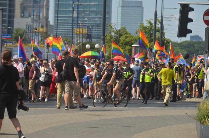 Zobaczcie pozostałe zdjęcia z Parady Równości - przesuń z prawej do lewej, by przejść dalej