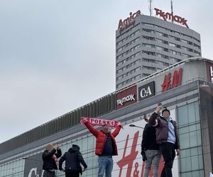 Uczestnicy Marszu Niepodległości weszli na przystanek autobusowy