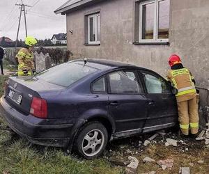 Pijany kierowca Volkswagena podróż zakończył na ścianie domu