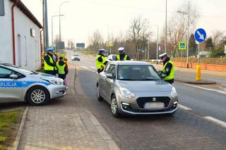 Policjanci z Kościerzyny zaskoczyli kierowców. Zamiast mandatu były miłe niespodzianki
