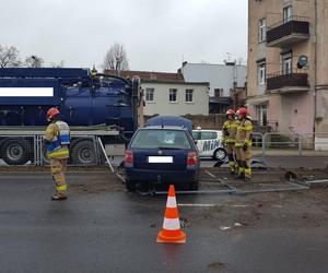 Wypadek na Jana Pawła II w Lesznie. Kierowca osobówki przejechał przez barierki