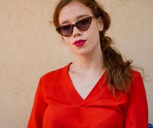 Czerwona koszula będzie hitem jesiennych stylizacji. Jak ją nosić w modny sposób?