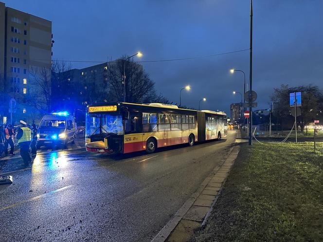 Autobus miejski zmiótł taksówkę! Ratownicy reanimowali rannego