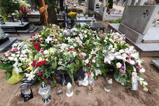 Grób nauczycielki, która odebrała sobie życie utonął w kwiatach