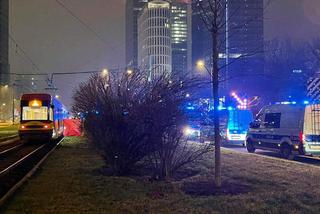 Tragedia w centrum Warszawy! Tramwaj przejechał kobietę. Nie żyje 