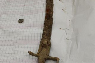 Zabytkowa szabla wyłowiona z Wisły. Rzeka odkrywa skarby z przeszłości