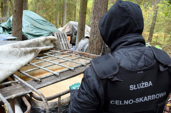 Szudziałowo. Bimbru nie będzie! Na Podlasiu zlikwidowano gigantyczną leśną bimbrownię