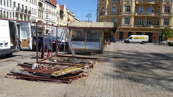 Budki z kwiatami na Placu Wolności w Bydgoszczy znikają