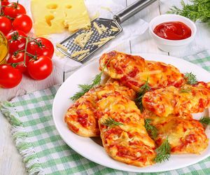 Pierś kurczaka zapiekana z ziemniakami, pomidorem i tartym serem: przepis na kurczaka „pod szubą”