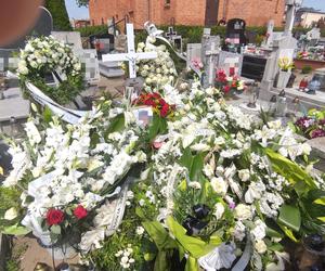 Setki białych kwiatów na grobie Marcela i znicz od rodziców ze wzruszającą inskrypcją
