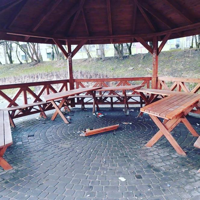 Olsztyn. Wandale dewastują Park Kusocińskiego. Z wiaty niebawem nic nie pozostanie [ZDJĘCIA]