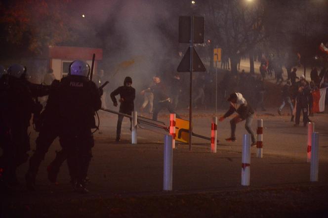 Burdy i zamieszki przy stacji Warszawa Stadion