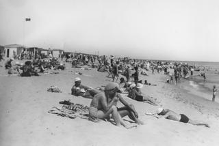 Plażowicze podczas wypoczynku w Karwi w 1932 roku