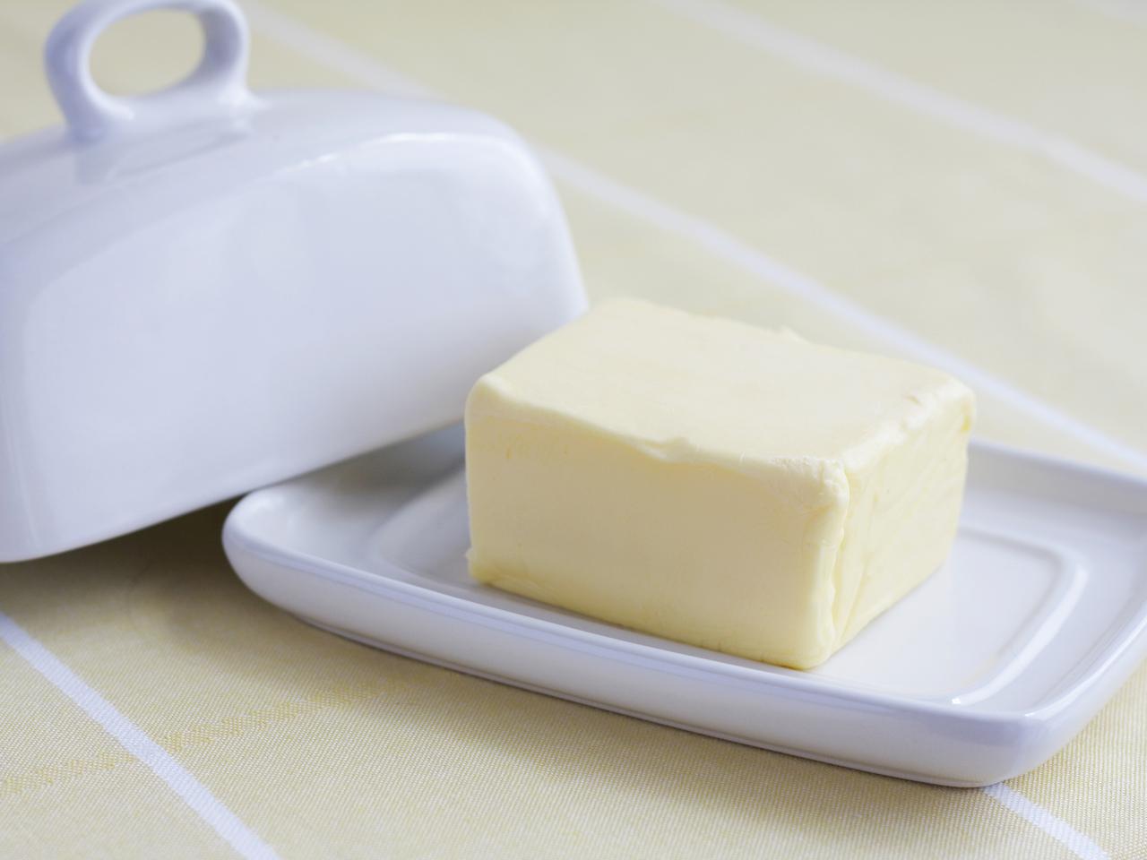 Maselniczka ceramiczna, szklana czy drewniana? Wybieramy najlepszą maselniczkę 