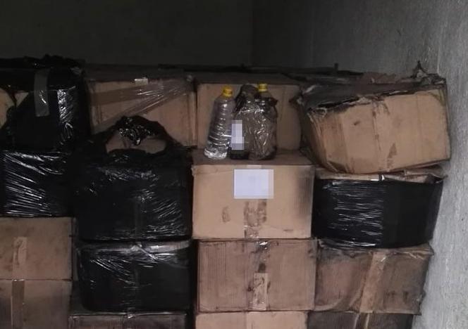 Wypadek, płonące auto i ponad 2900 butelek „lewego” spirytusu. Policja zatrzymała 37-latka